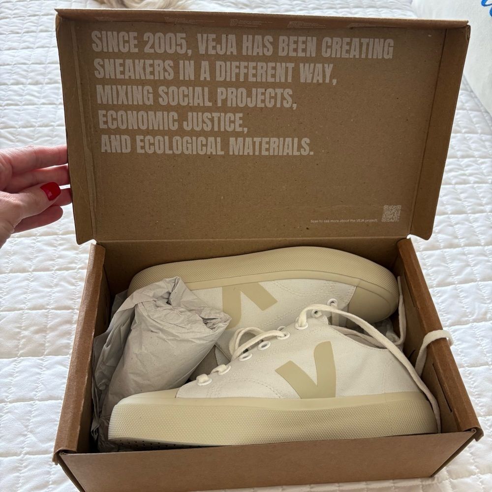 NWT Veja Wata II Low Canvas Shoes in White Size 9